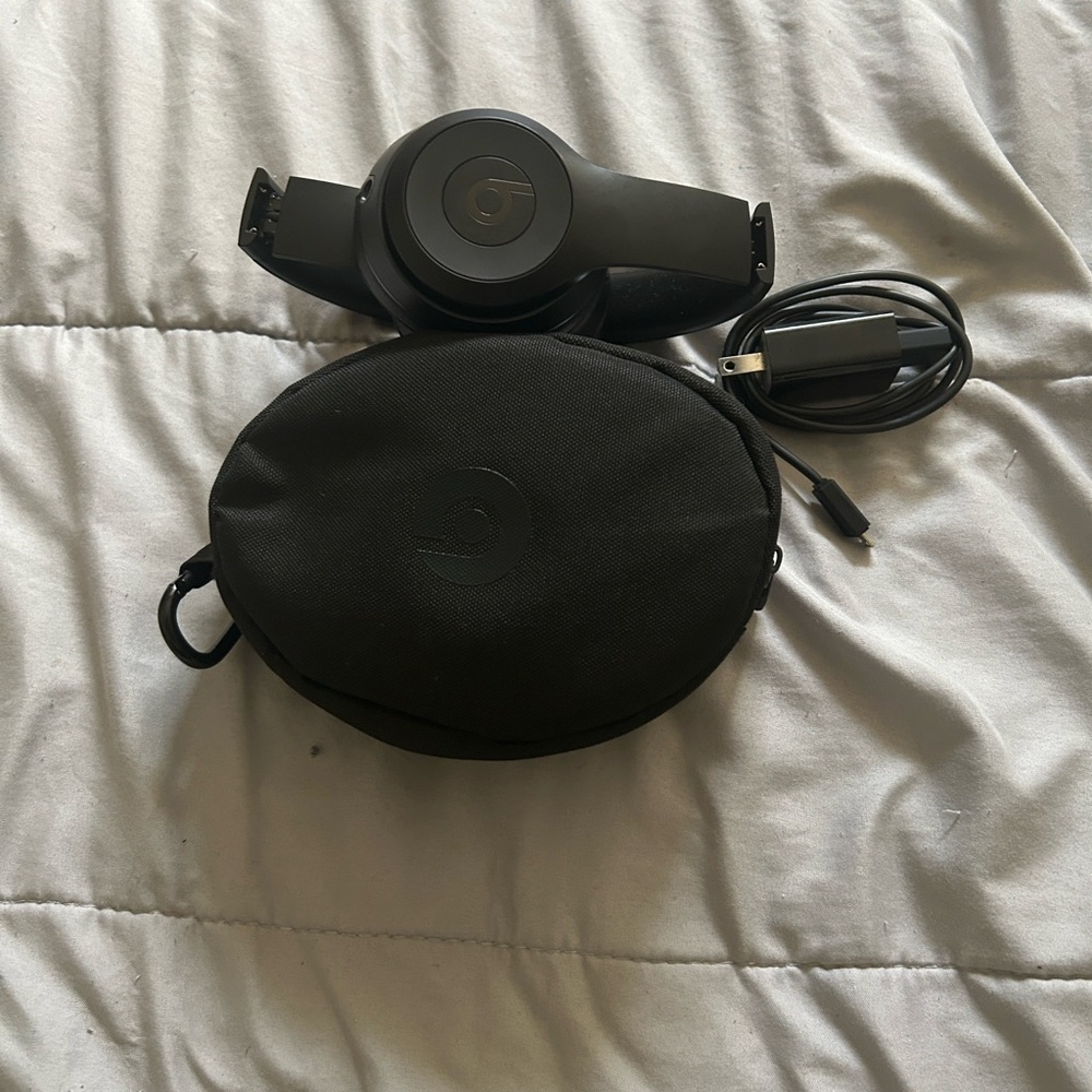 Beats Black Wireless Headphones with Case